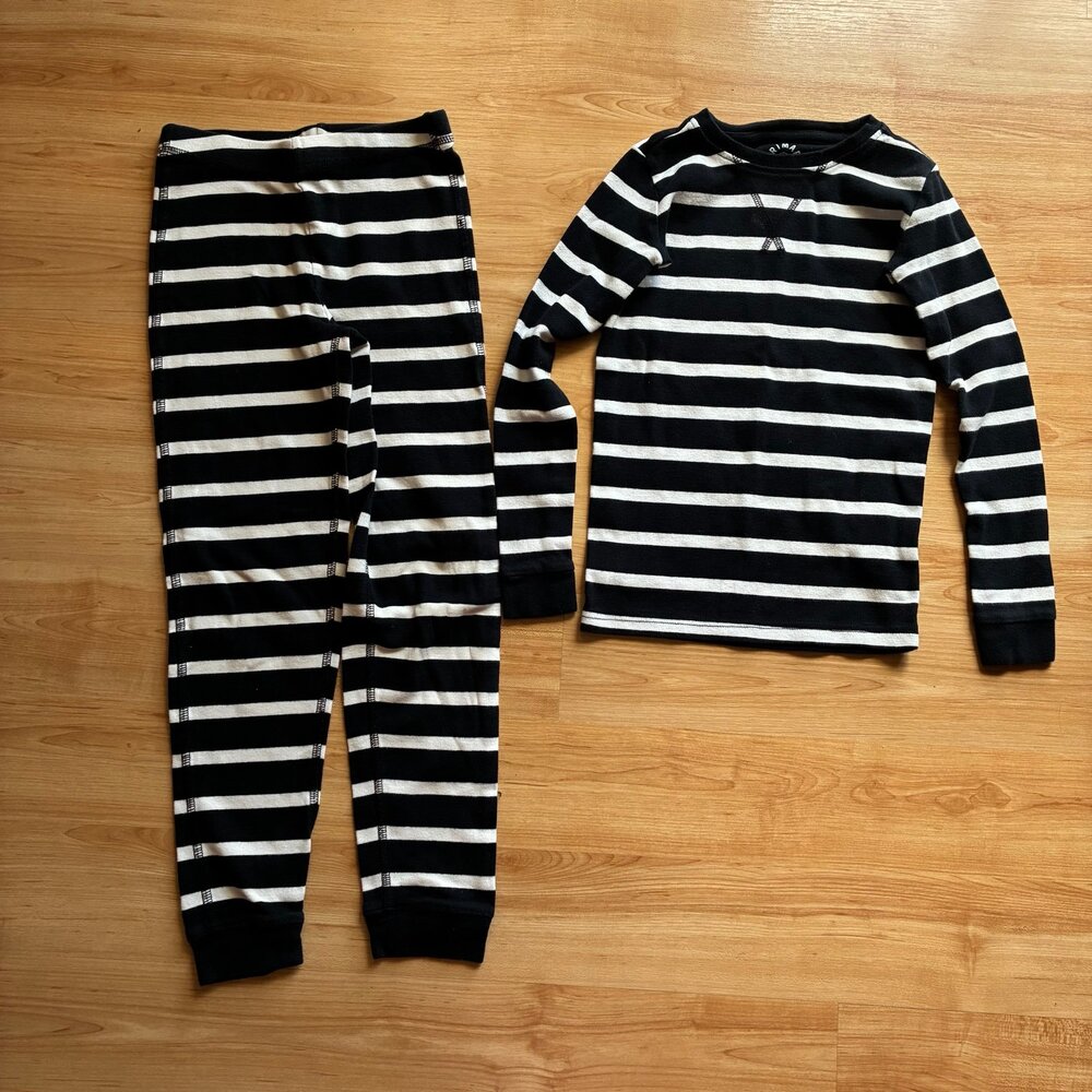 Primary black and white stripe pjs 6-7